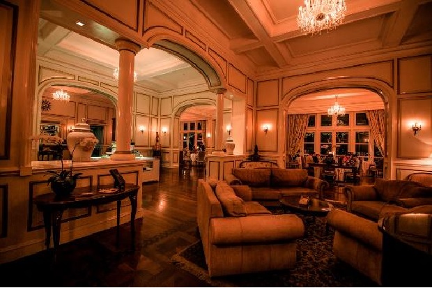 Đặt phòng khách sạn Đà Lạt tại Dalat Palace Heritage Hotel có quầy bar