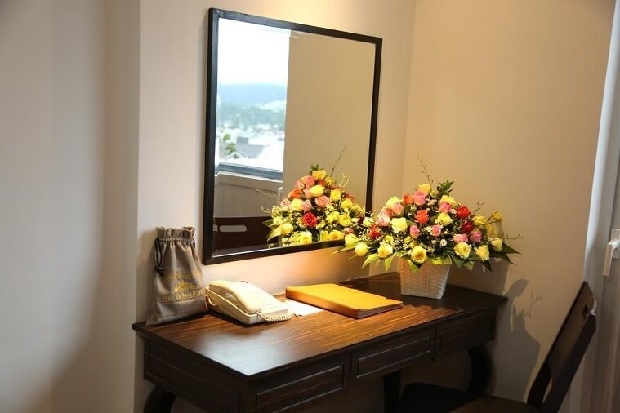 Phòng Superior double có bàn làm việc và gương trang điểm tại Khách sạn Phú Hòa Đà Lạt