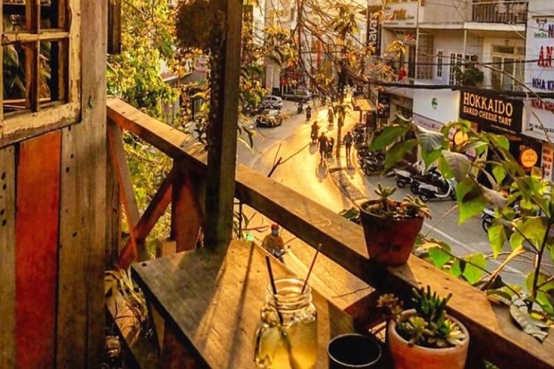 View ngắm phố phường thơ mộng tại quán cà phê Đà Lạt An