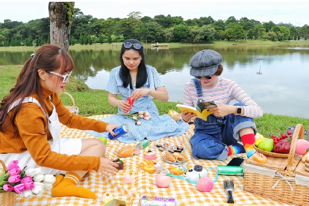 Hoạt động picnic tại hồ Xuân Hương Đà Lạt